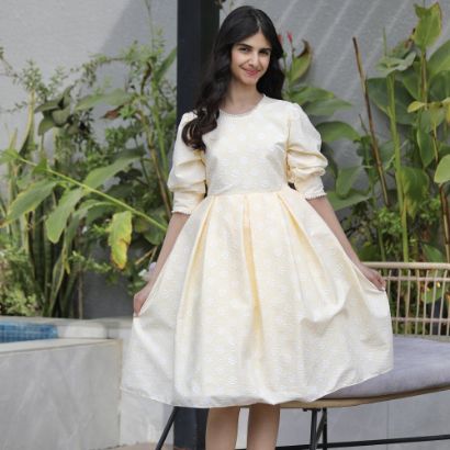 صورة فستان بناتي أصفر مورد | تصميم ياقة وأكمام مرصعة بالفصوص - 1137